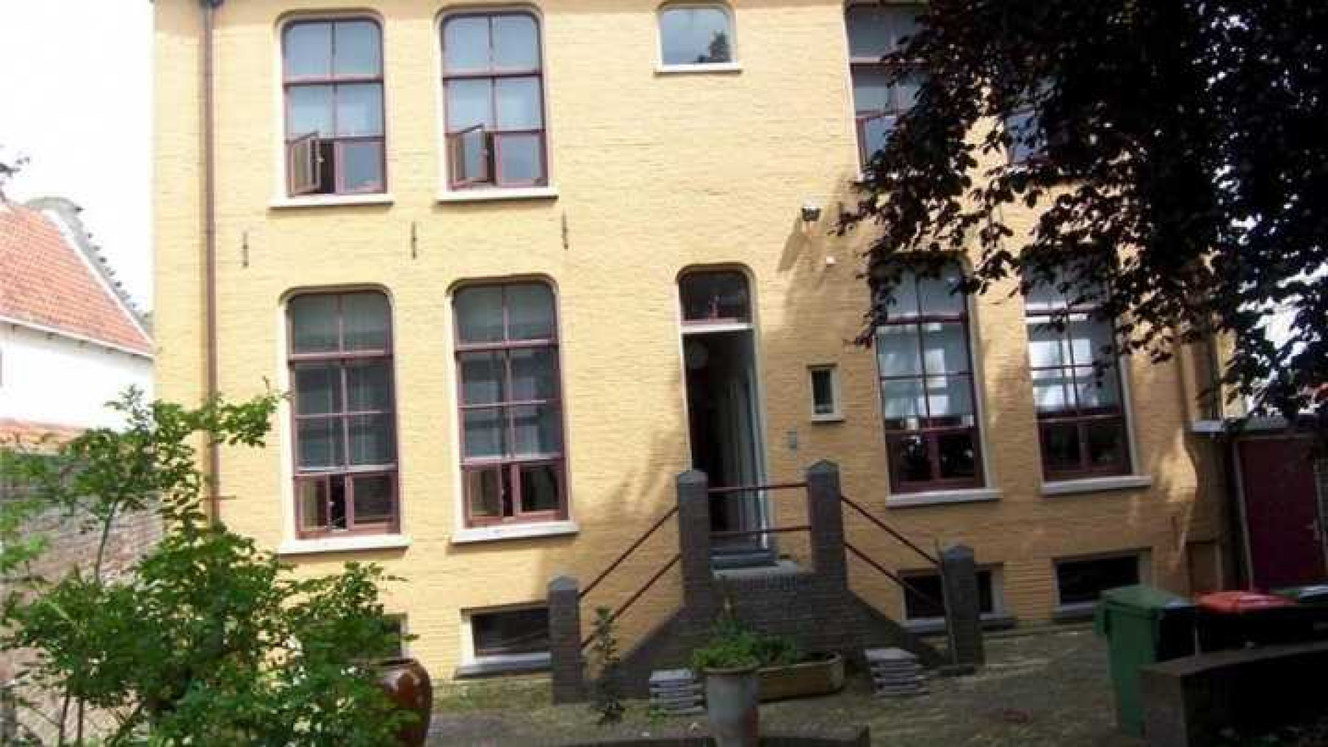 Piet Paulusma koopt stadsvilla in Harlingen. Zie foto's