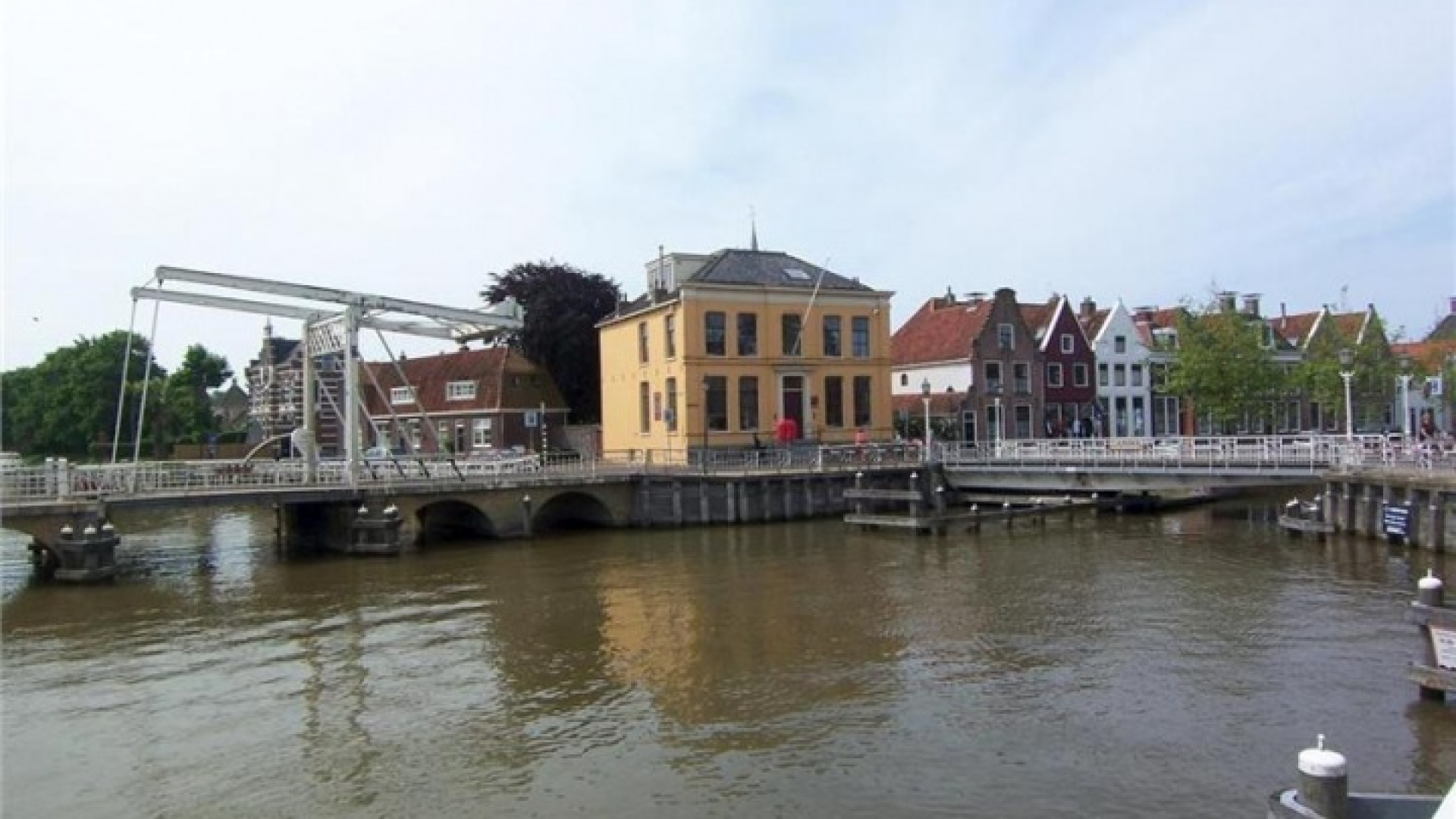 Piet Paulusma koopt stadsvilla in Harlingen. Zie foto's 8