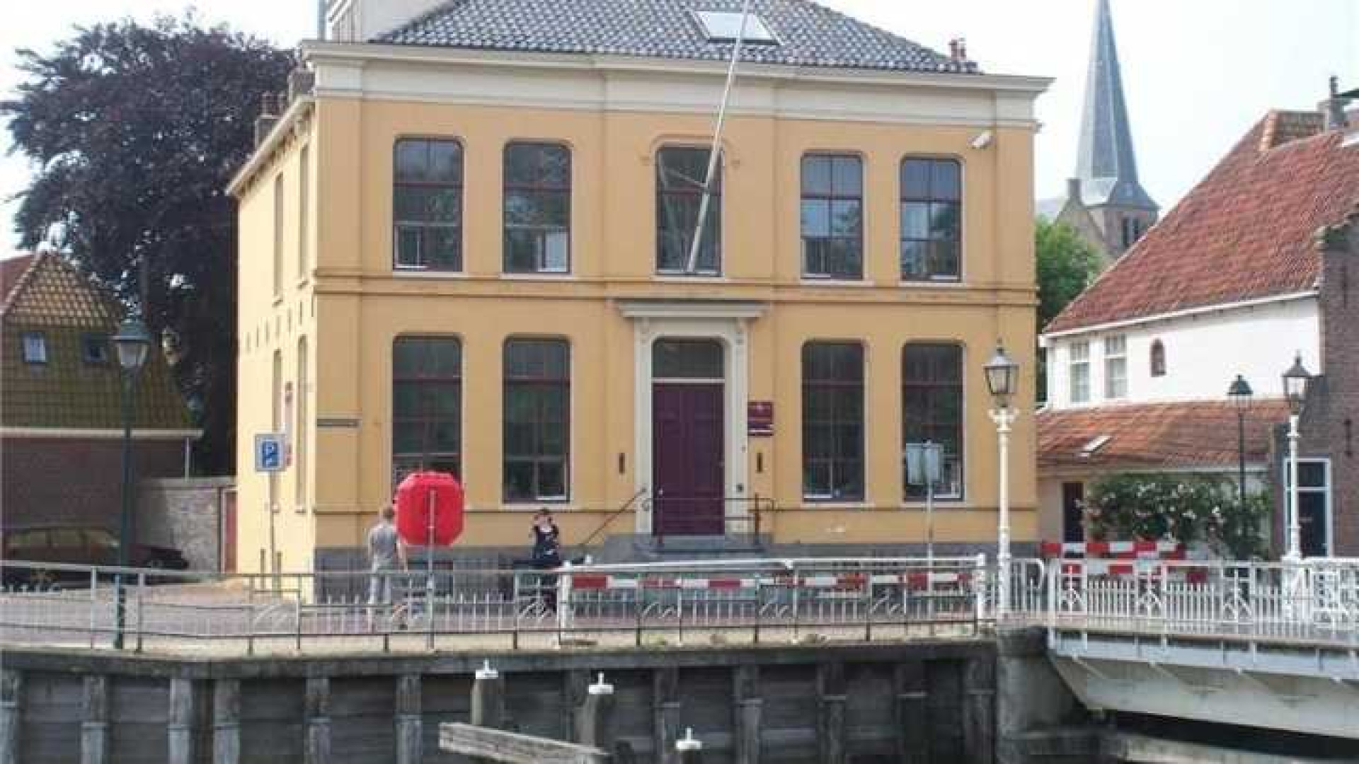 Piet Paulusma koopt stadsvilla in Harlingen. Zie foto's 9