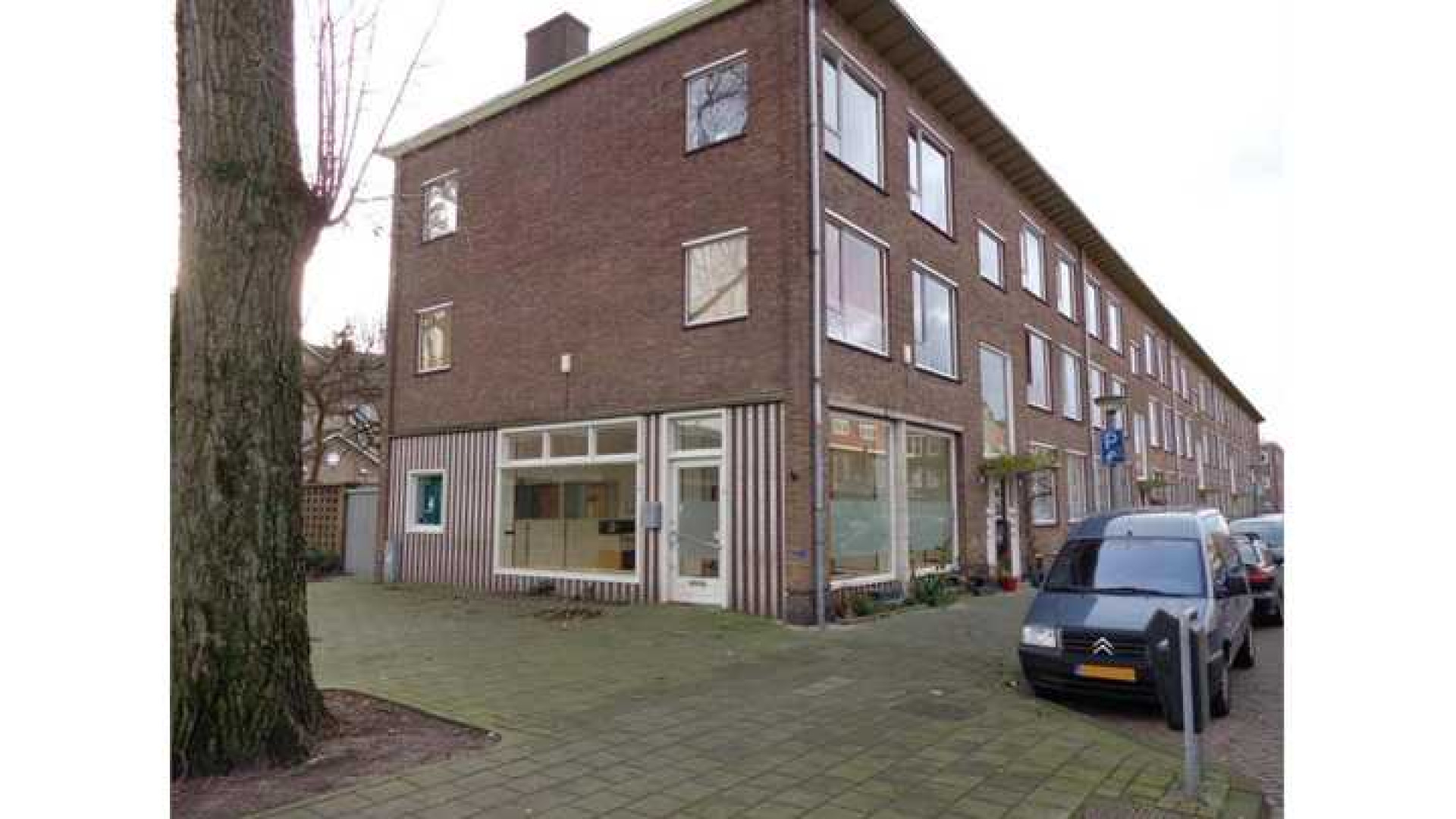 Nederlands Elftal speler Jeremain Lens zet zijn Amsterdamse winkelpand te huur. Zie foto's