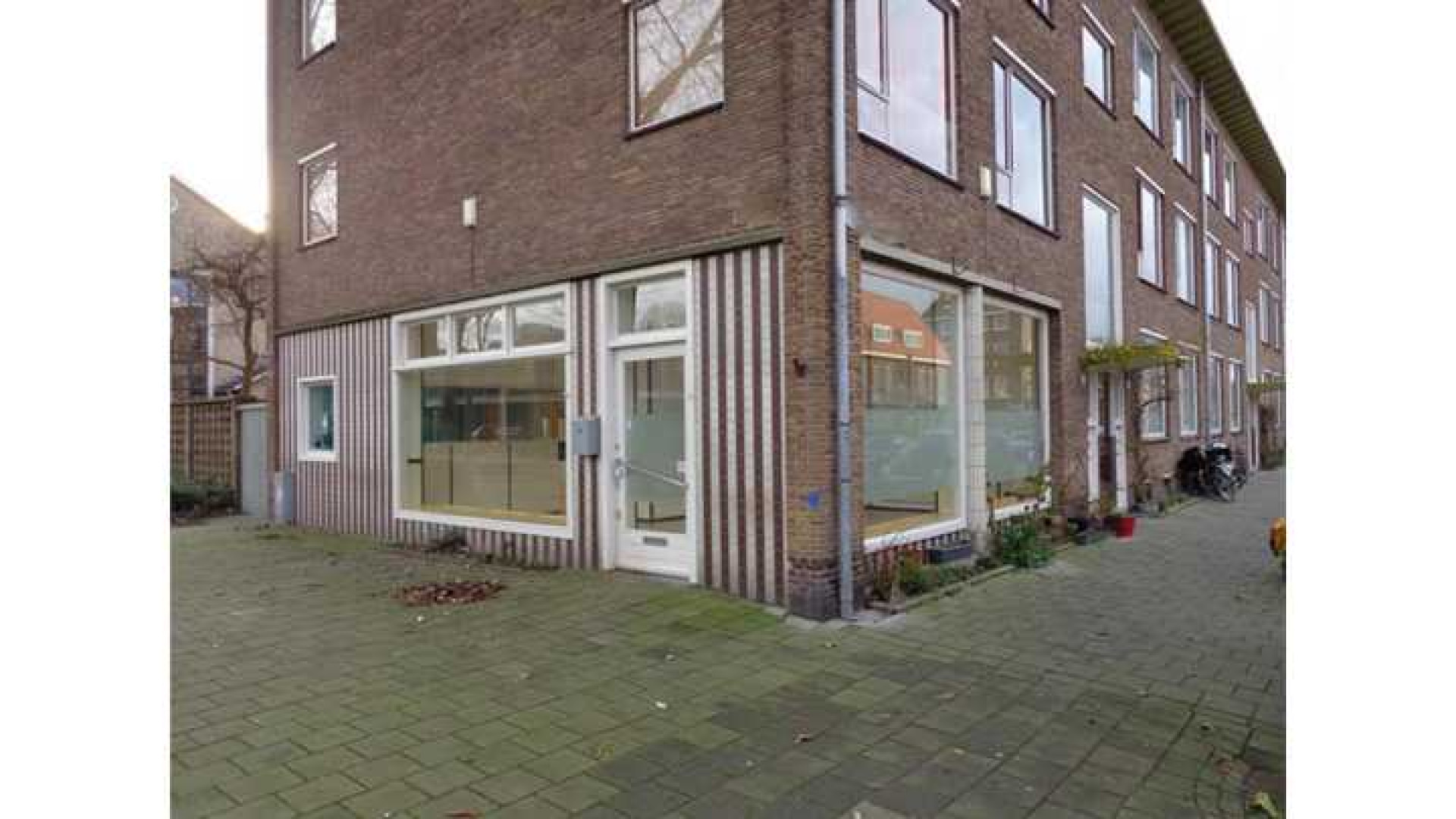 Nederlands Elftal speler Jeremain Lens zet zijn Amsterdamse winkelpand te huur. Zie foto's