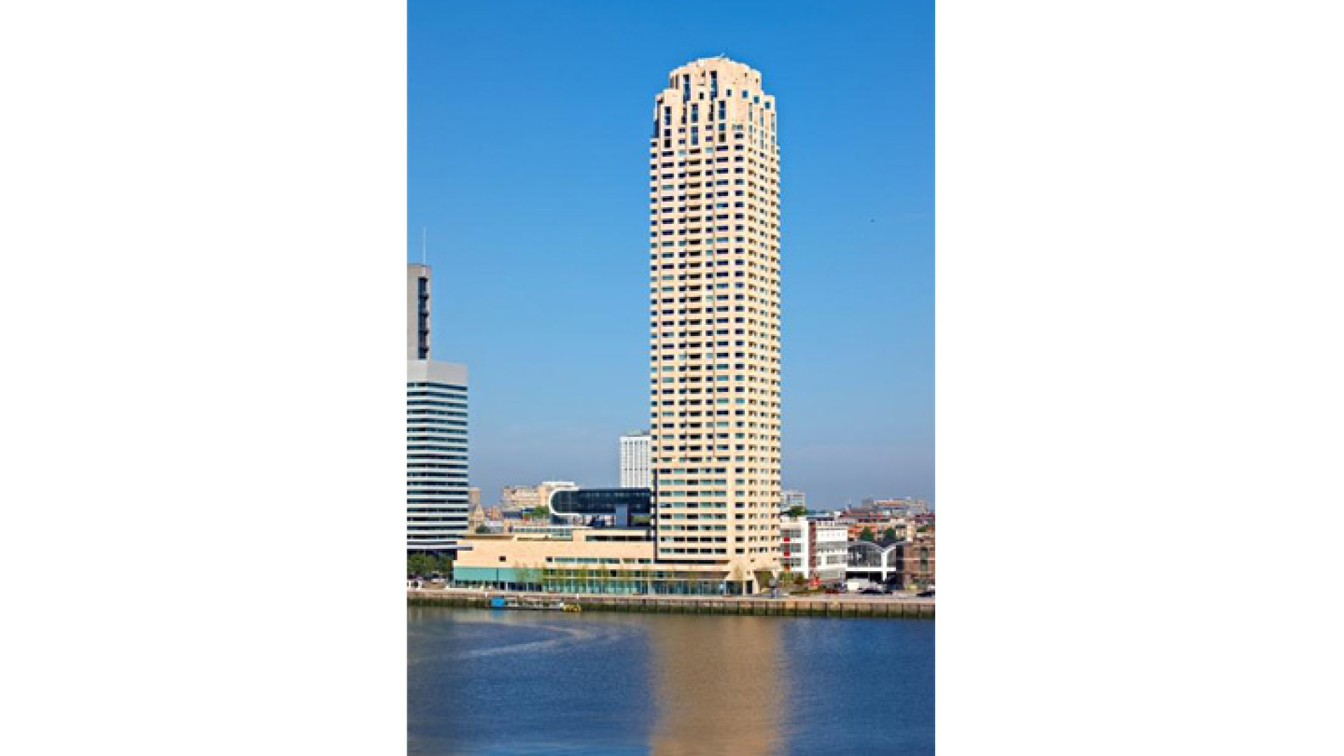 Memphis Depay verkoopt zijn luxe Rotterdamse maisonnette. Zie foto's 1