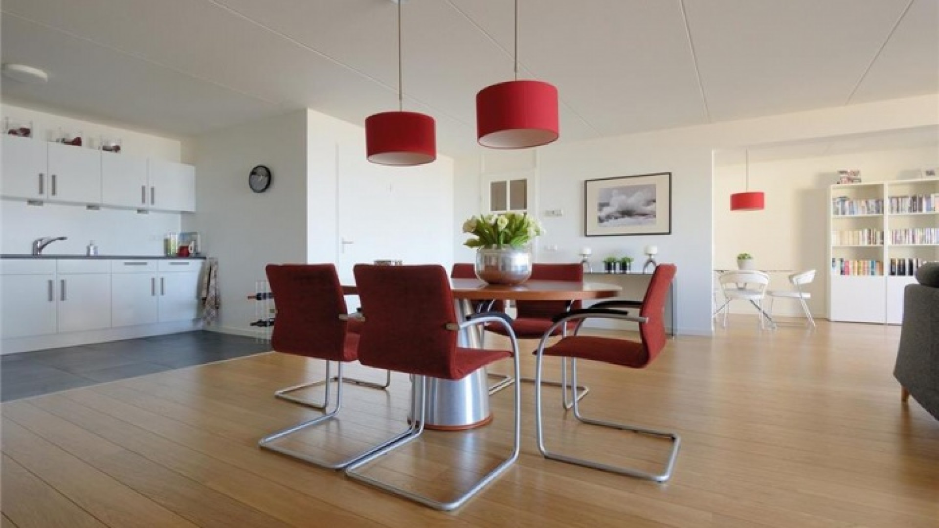 Tineke Schouten koopt luxe zeezicht appartement. Zie foto's