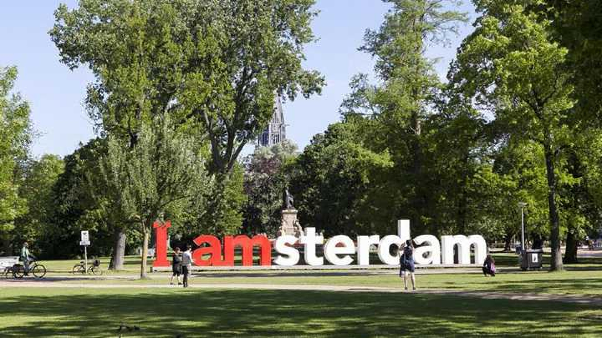 Trijnte Oosterhuis en haar ex zetten hun luxe Amsterdamse appartement te koop. Zie foto's 14