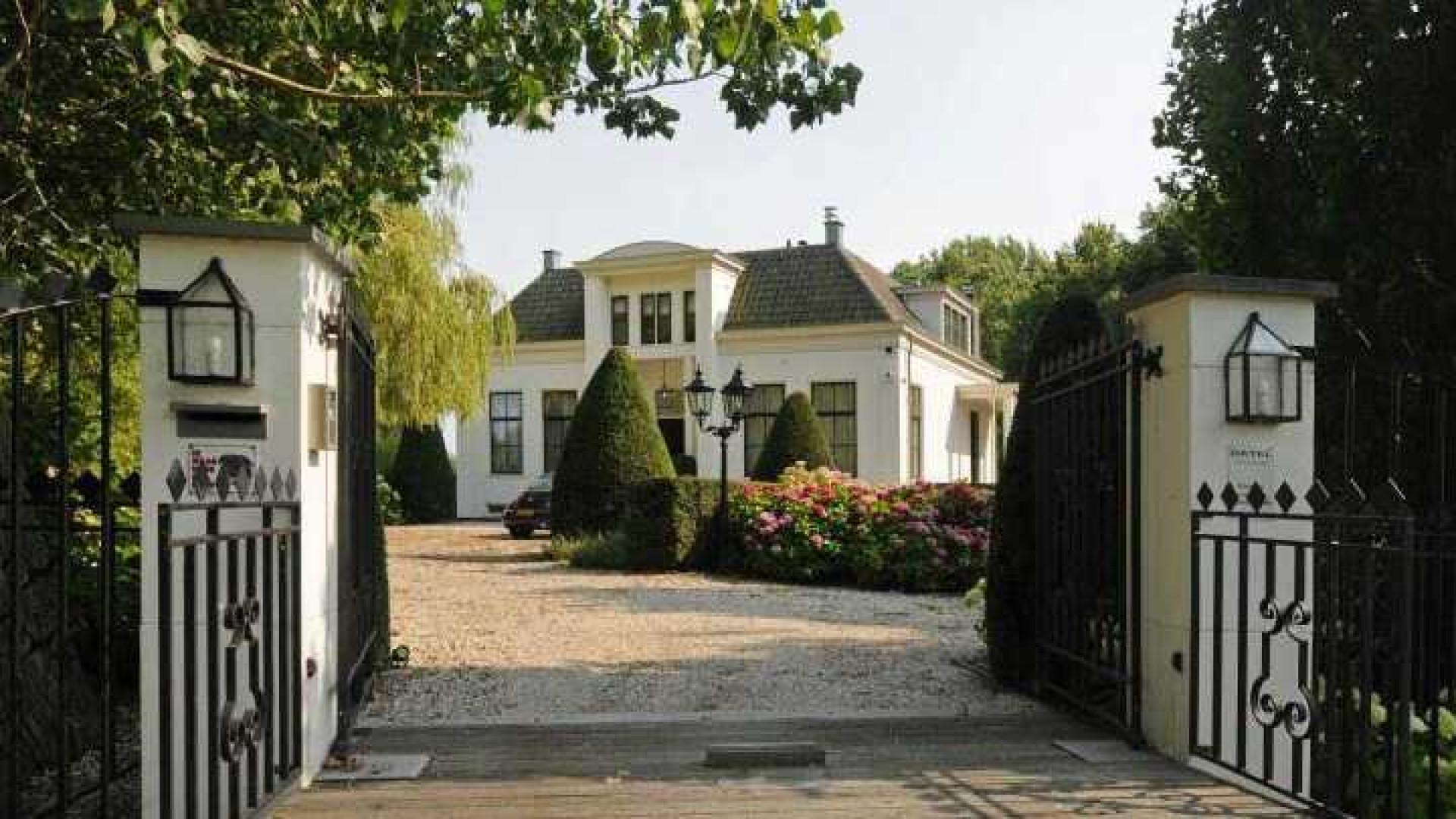 Sonja Bakker zet haar schitterende landhuis te koop. Zie foto's 1