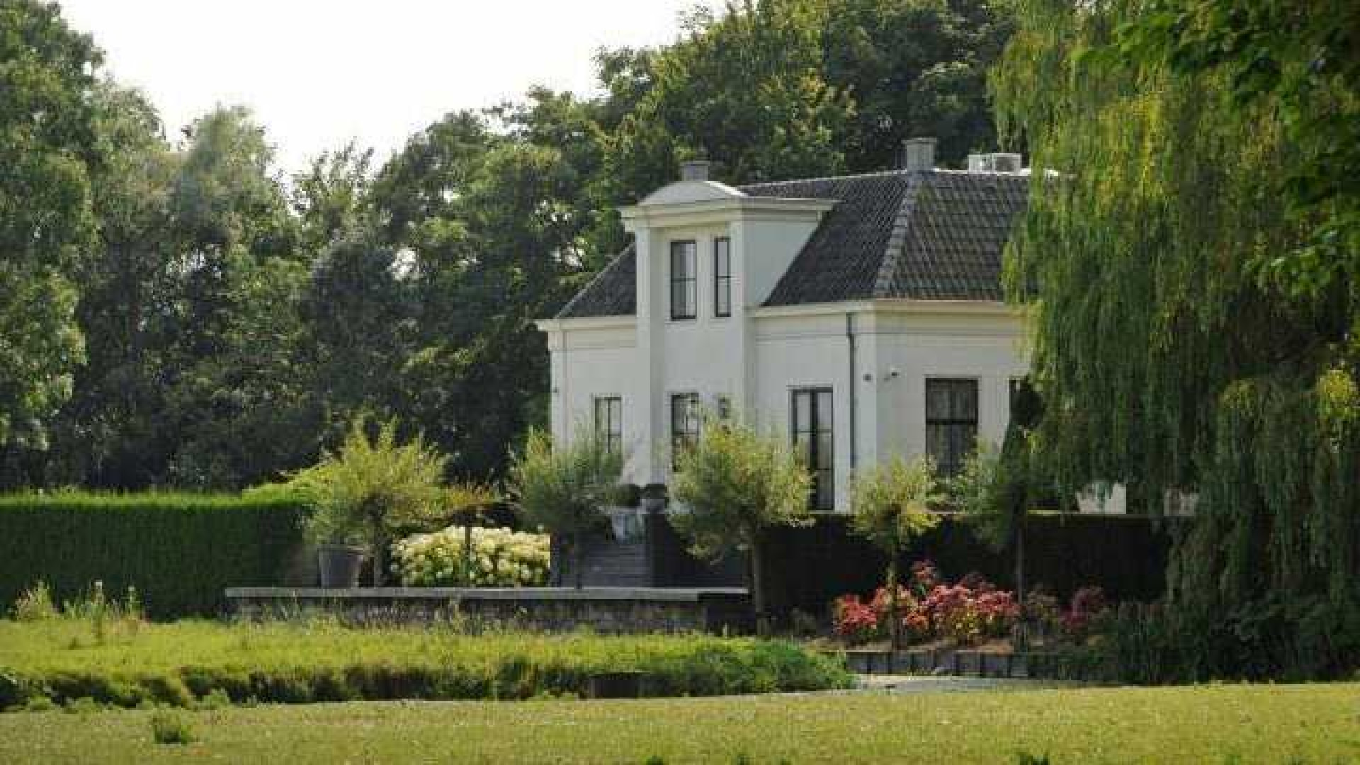 Sonja Bakker zet haar schitterende landhuis te koop. Zie foto's