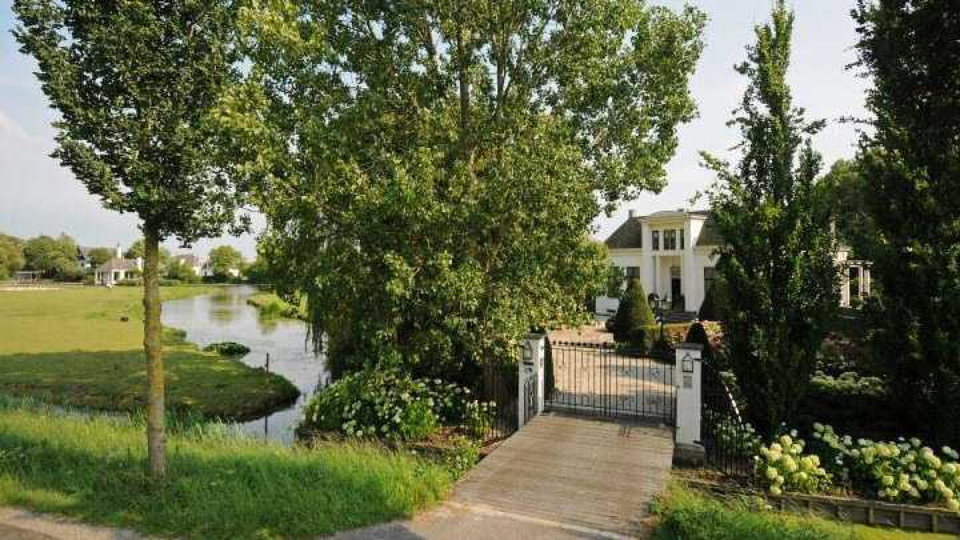 Huis Sonja Bakker met fors verlies verkocht. Zie foto's 20