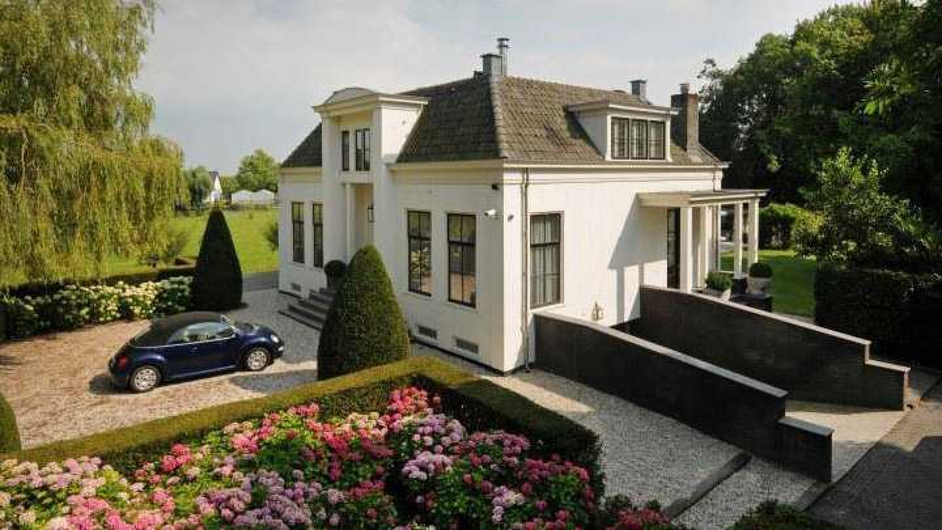 Sonja Bakker zet haar schitterende landhuis te koop. Zie foto's