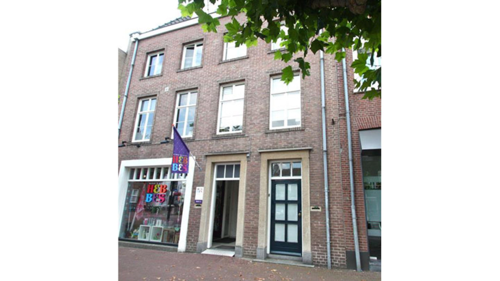 Binnenkijken bij te koopstaand appartement van failliete Geert Hoes. Zie foto's 1