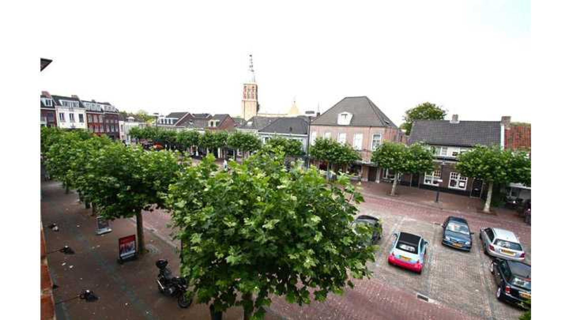 Binnenkijken bij te koopstaand appartement van failliete Geert Hoes. Zie foto's 14