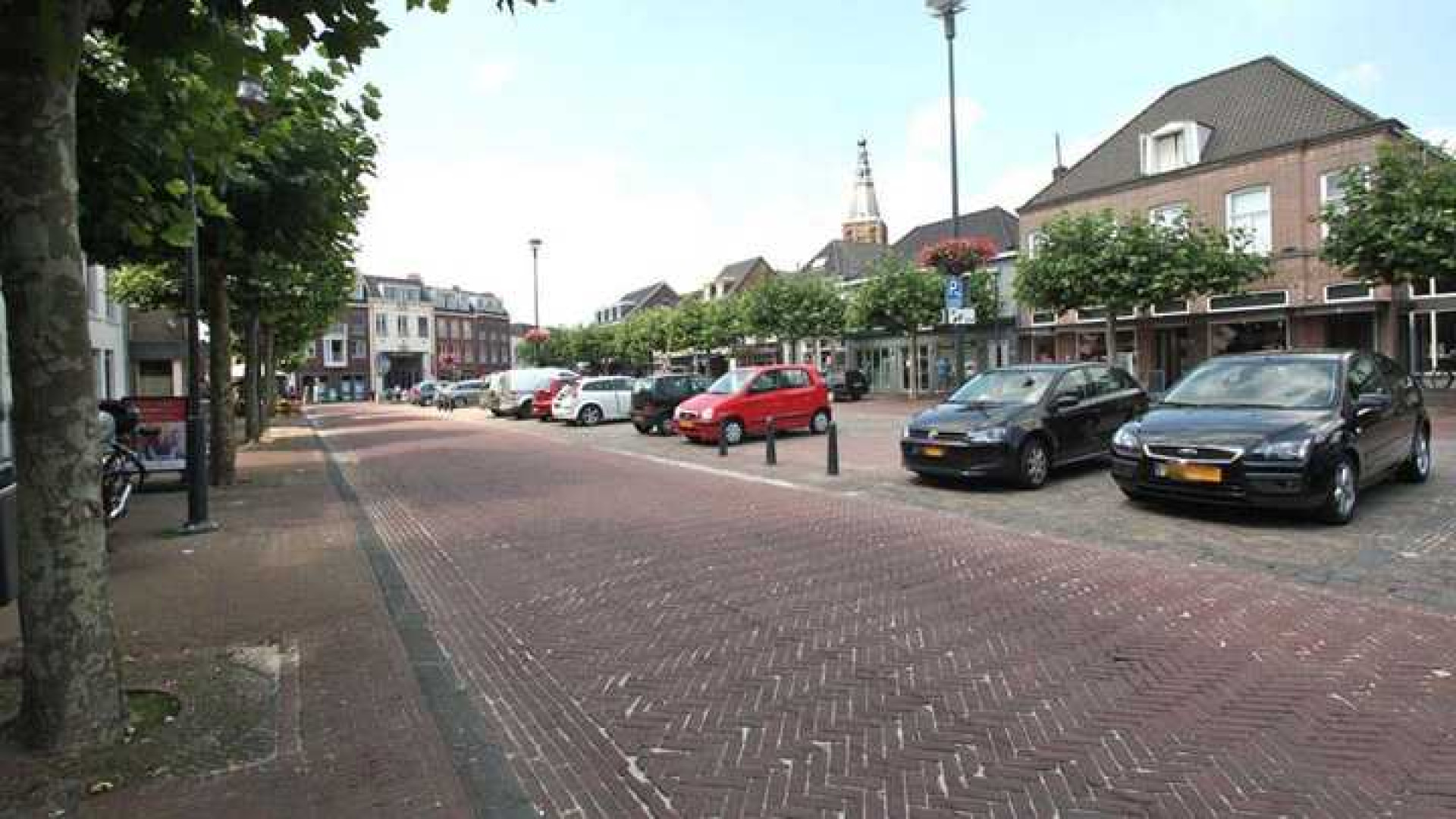 Binnenkijken bij te koopstaand appartement van failliete Geert Hoes. Zie foto's 2