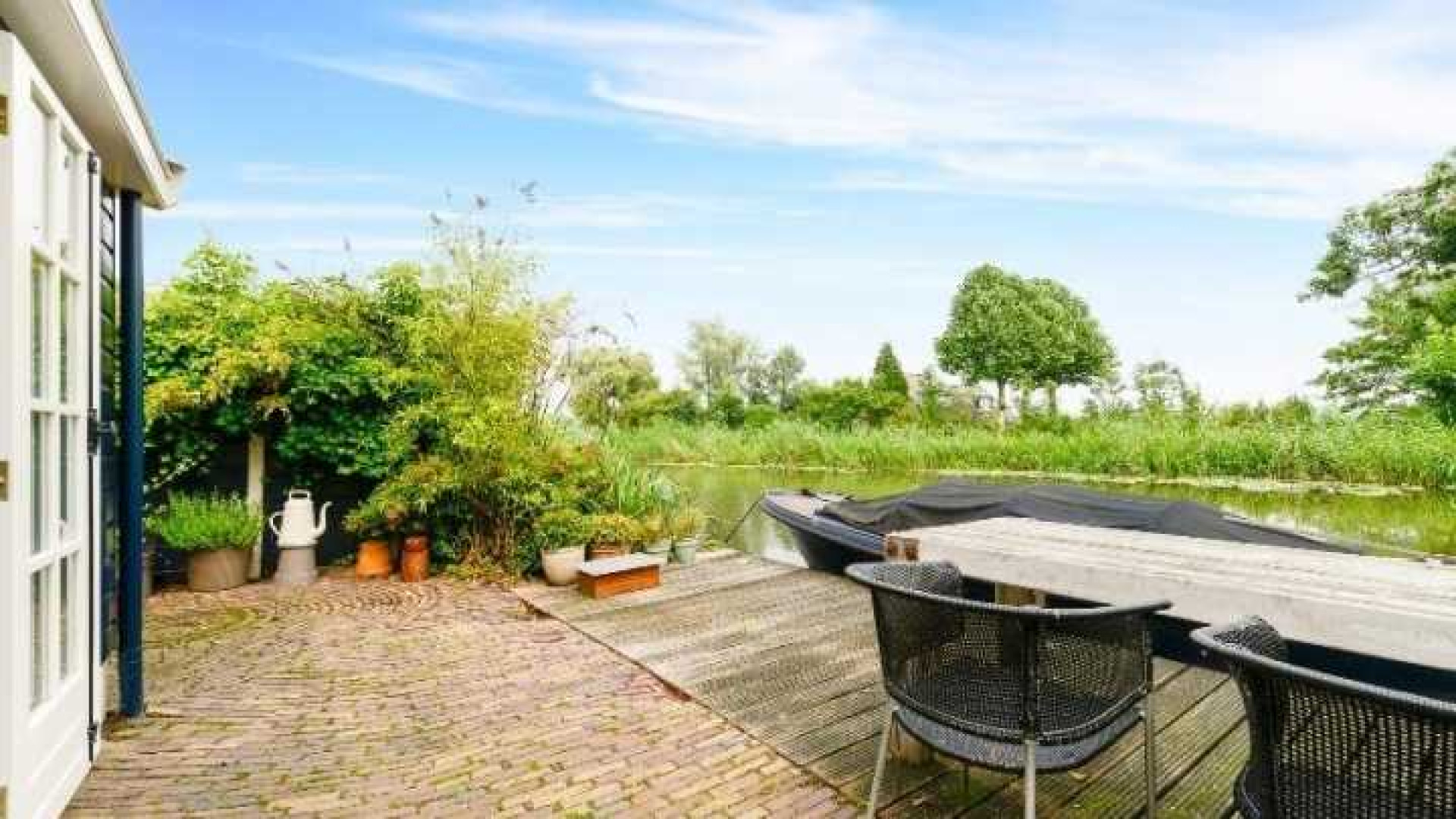 Floortje Dessing verkoopt eindelijk haar knusse huis aan het water. Zie foto's 6