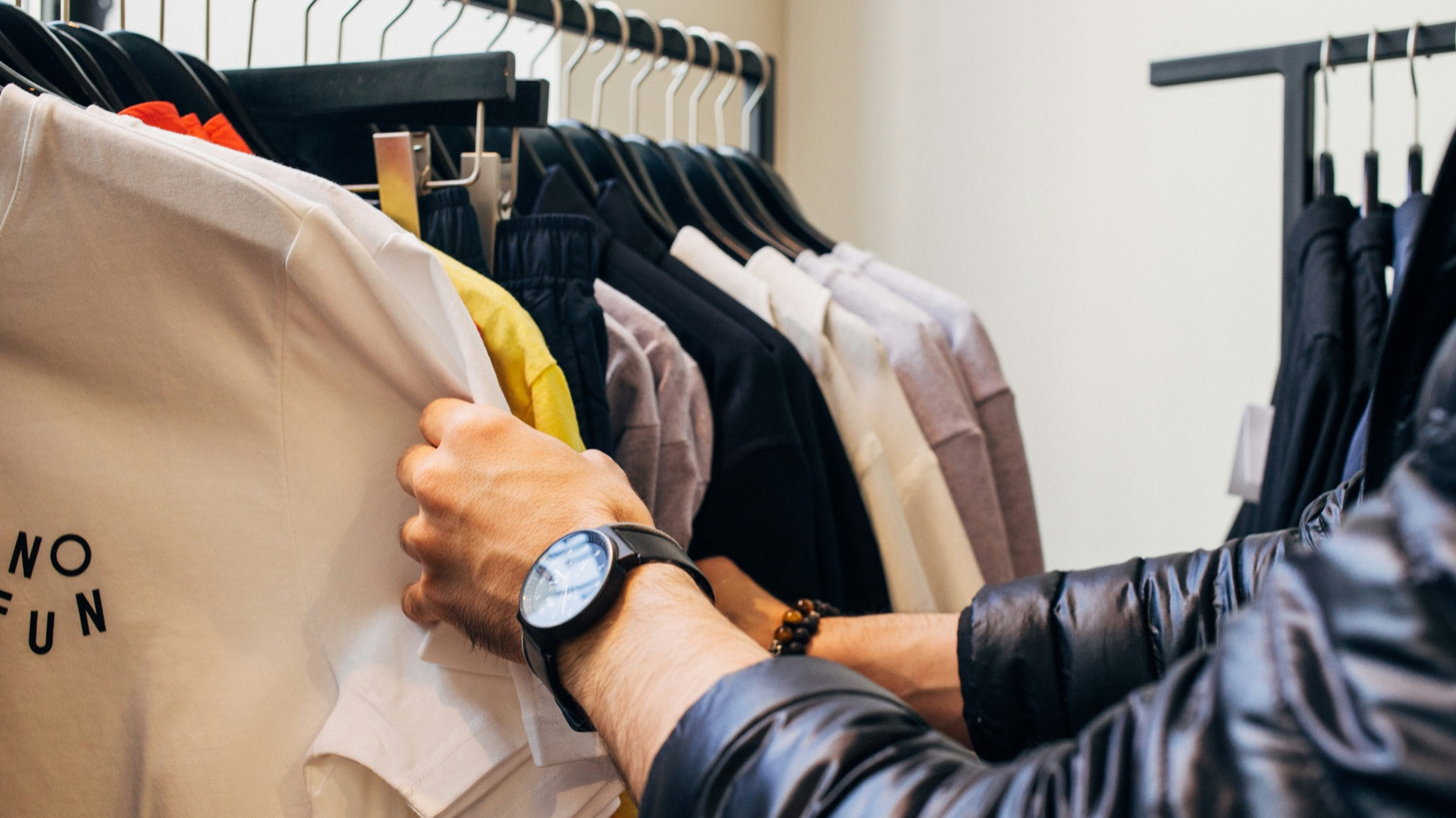 Deze trendy kledingmerken worden vaak gedragen door bekende Nederlanders