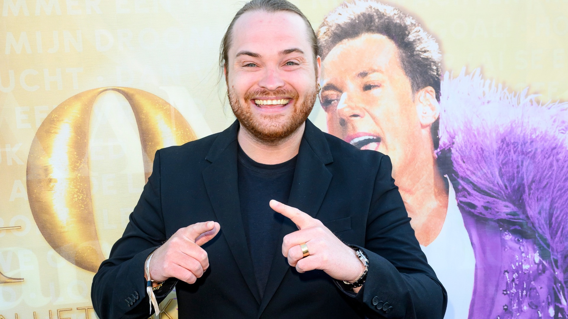 Rapper Donnie bereikt miljonairs status!  Zoveel geld heeft hij!!