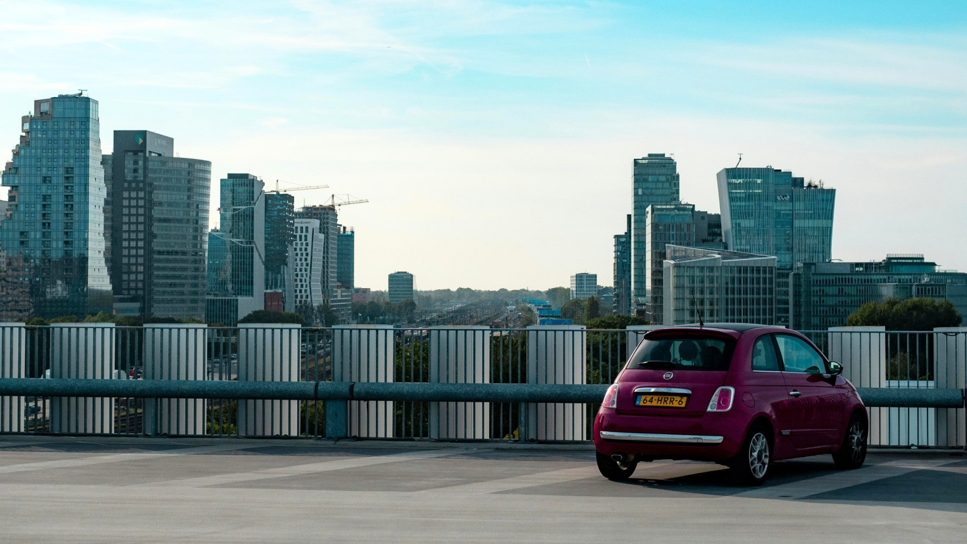 Klein, slim en opvallend: waarom BN’ers kiezen voor compacte auto’s in de stad