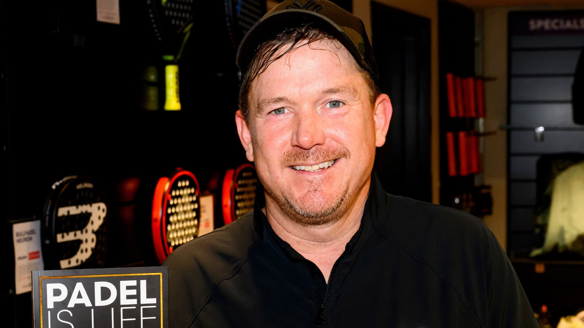 Johnny de Mol openhartig over pijnlijke kwestie: “Ik krijg er buikpijn van”