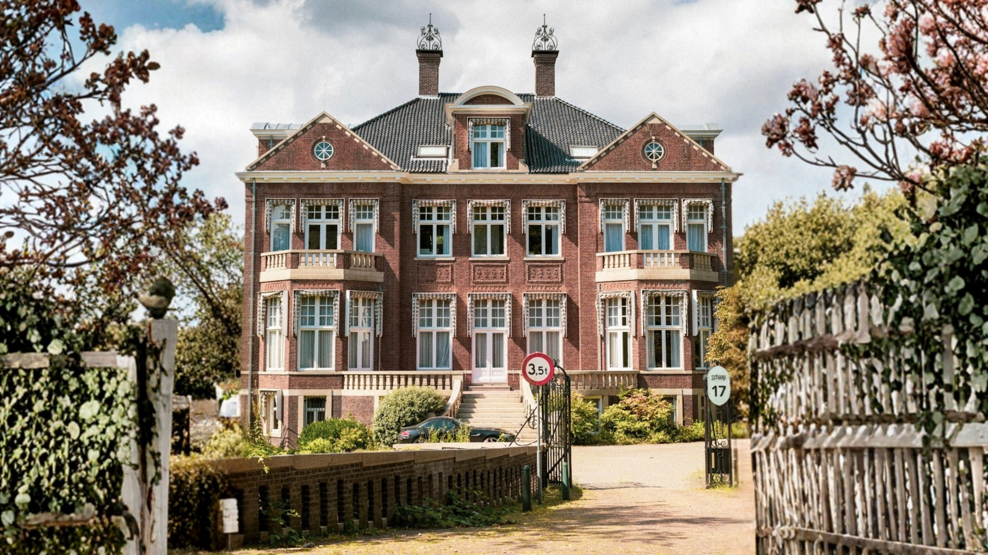 De Banen Achter de Glim & Glamour: Wie Werkt Er in de Huizen van Bekende Nederlanders?