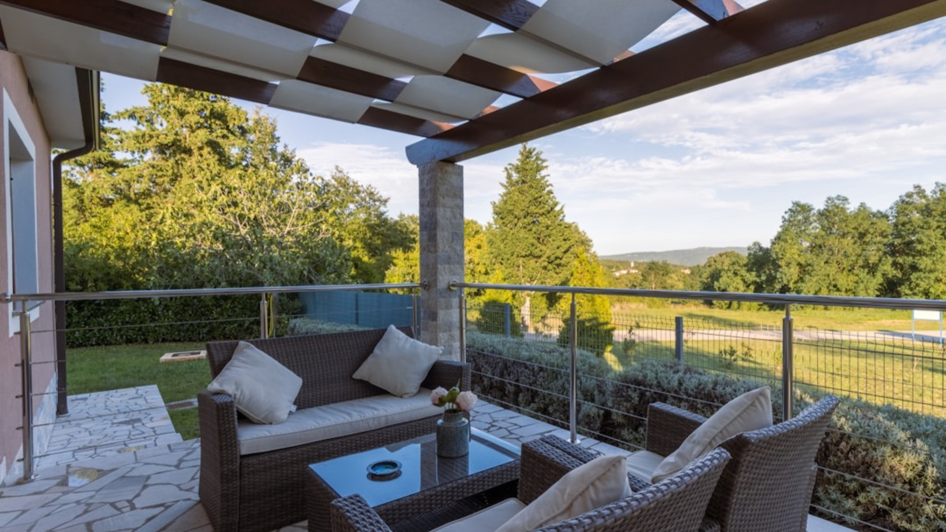 Laat je huis op een villa van een BN'er lijken met een terrasoverkapping