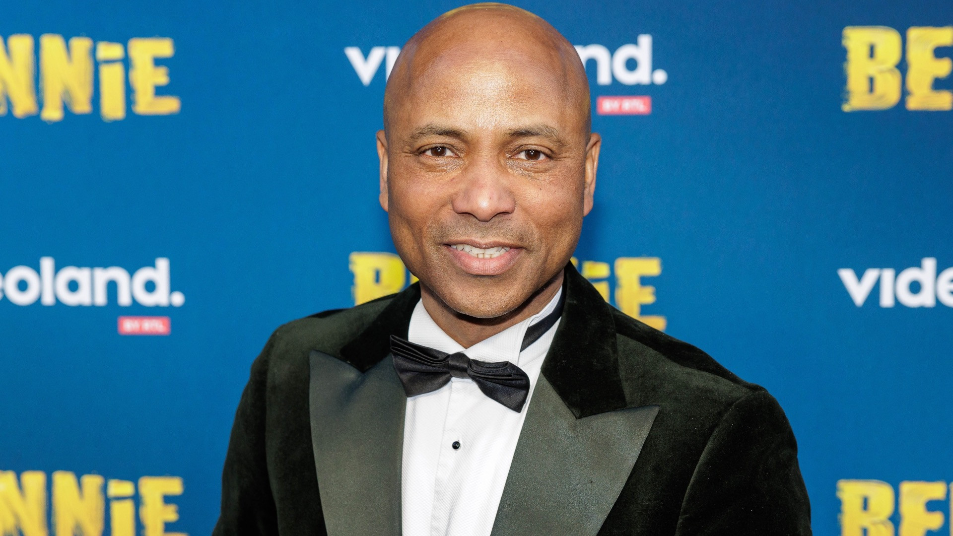 Humberto Tan tongend gespot met 24 jaar jongere vriendin