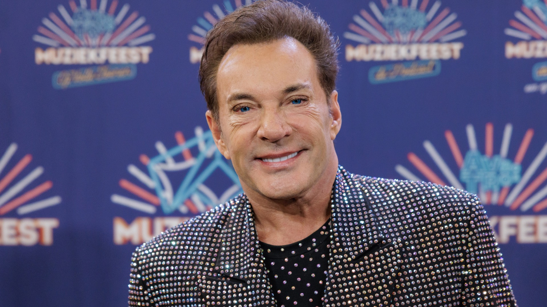 Gerard Joling op de vuist met biergooier tijdens optreden! Zie beelden