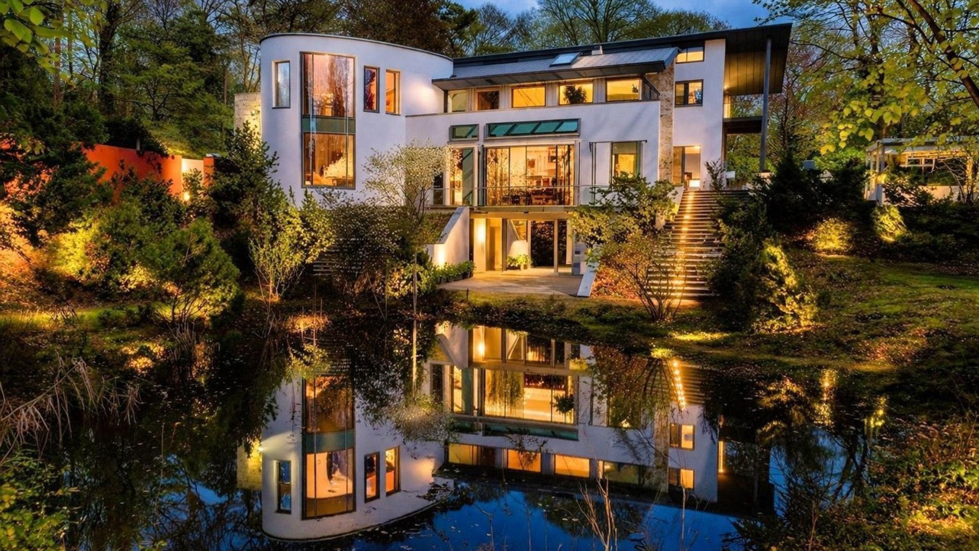 Bekijk deze villa met een James Bond zwembad en beweegbare marmer dansvloer!