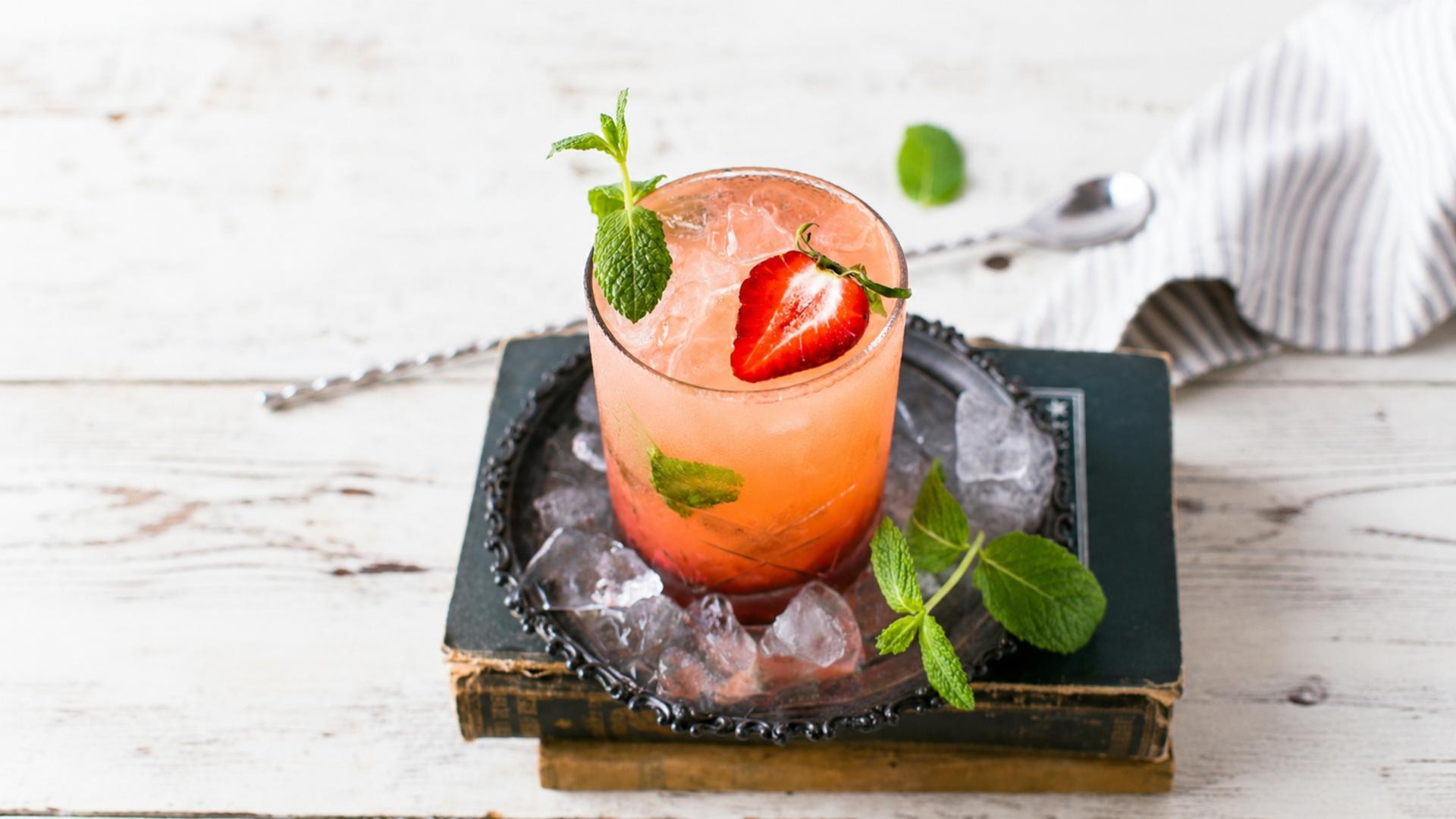 Verfrissende zomercocktails thuis maken: scroppino en seks on the beach recepten