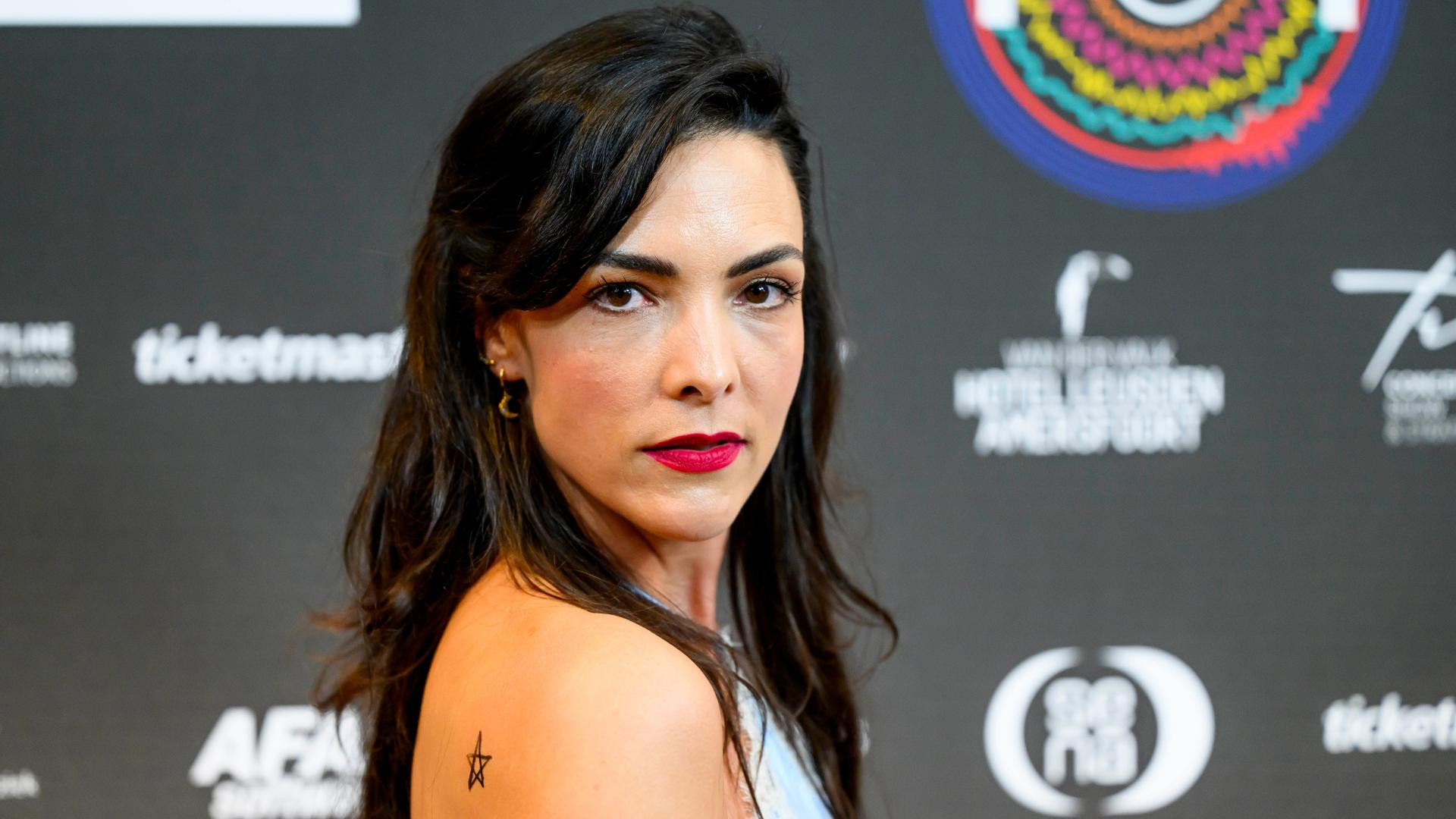 Bekendeburen onthult het geheimgehouden vermogen van zangeres Caro Emerald